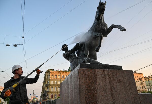 Un trabajador lava la escultura La doma de los caballos en la ciudad rusa de San Petersburgo. Un trabajador lava la escultura La doma de los caballos en la ciudad rusa de San Petersburgo. - Sputnik Mundo