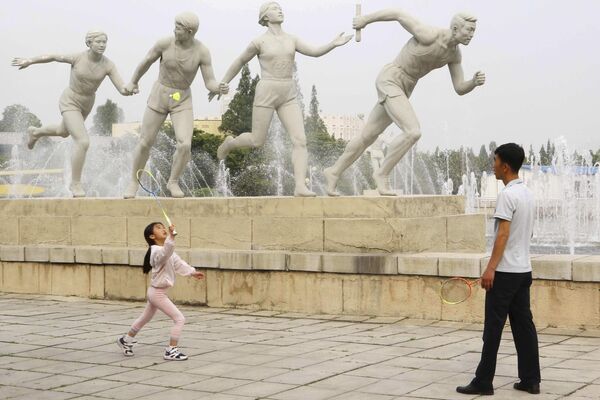 Una niña juega bádminton con su padre en la capital de Corea del Norte, Pionyang. Una niña juega bádminton con su padre en la capital de Corea del Norte, Pionyang. - Sputnik Mundo