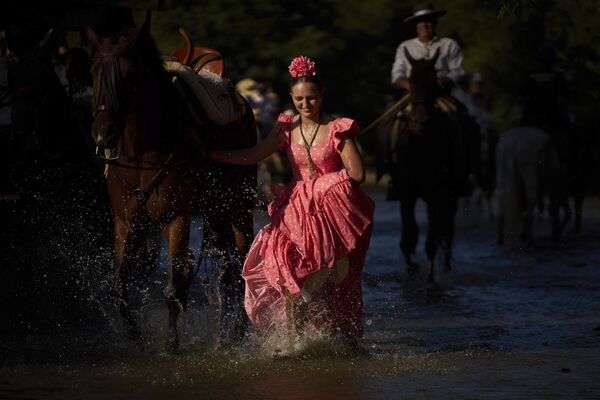 La romería del Rocío tiene lugar en mayo o junio en honor a la Virgen María del Rocío en Andalucía.En la foto: fieles cruzan el río Quema de camino al santuario de Nuestra Señora del Rocío, cerca de Aznalcázar. La romería del Rocío tiene lugar en mayo o junio en honor a la Virgen María del Rocío en Andalucía.En la foto: fieles cruzan el río Quema de camino al santuario de Nuestra Señora del Rocío, cerca de Aznalcázar. - Sputnik Mundo