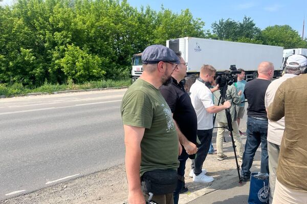 Periodistas extranjeros inspeccionan en la región rusa de Briansk los frigoríficos con los cuerpos de los soldados ucranianos caídos. - Sputnik Mundo