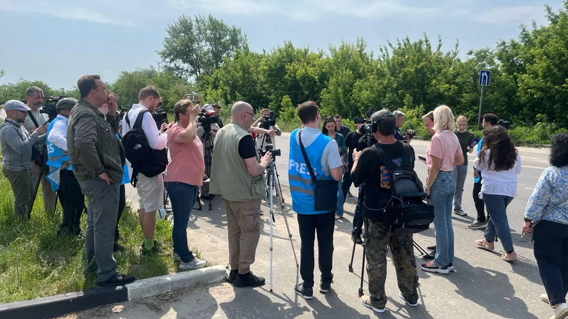 Periodistas extranjeros inspeccionan en la región rusa de Briansk los frigoríficos con los cuerpos de los soldados ucranianos caídos
