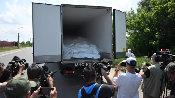 Refrigeradores con los cuerpos de los militares de las FFAA de Ucrania - Sputnik Mundo