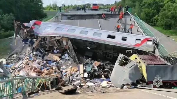 Uno de los vagones del tren Klímov-Moscú aplastado por un puente derrumbado en la región de Briansk - Sputnik Mundo
