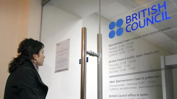 Una mujer observa el aviso de cierre temporal en la entrada de la oficina del British Council en San Petersburgo, Rusia. Foto de archivo. - Sputnik Mundo