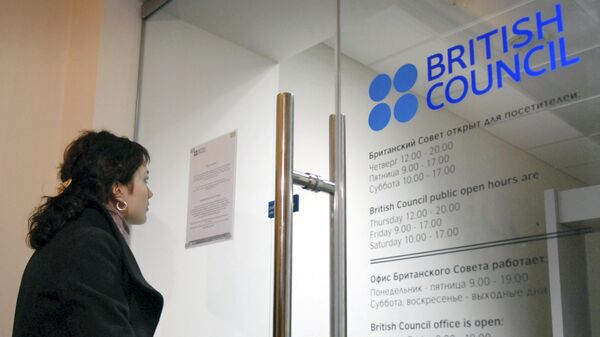 Una mujer observa el aviso de cierre temporal en la entrada de la oficina del British Council en San Petersburgo, Rusia. Foto de archivo. - Sputnik Mundo