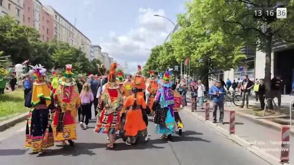 Una fiesta de ensueño: música, bailes e instalaciones coloridas inundan las calles de Berlín - Sputnik Mundo