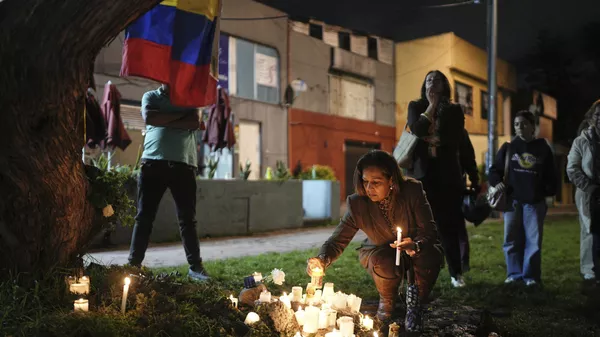 Personas encienden veladores y colocan mensajes para el senador colombiano Miguel Uribe Turbay, quien fue atacado a tiros el 7 de junio en Bogotá, Colombia - Sputnik Mundo