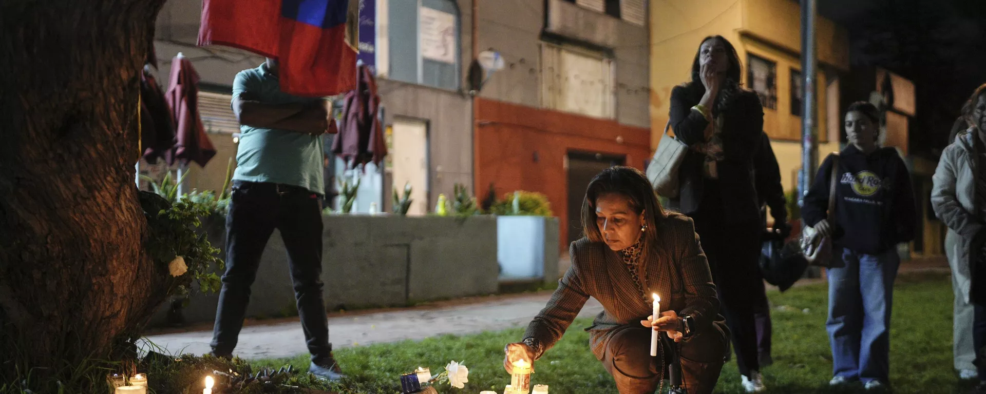 Personas encienden veladores y colocan mensajes para el senador colombiano Miguel Uribe Turbay, quien fue atacado a tiros el 7 de junio en Bogotá, Colombia - Sputnik Mundo, 1920, 10.06.2025