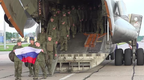 Militares de las FFAA rusas regresan del cautiverio ucraniano  - Sputnik Mundo