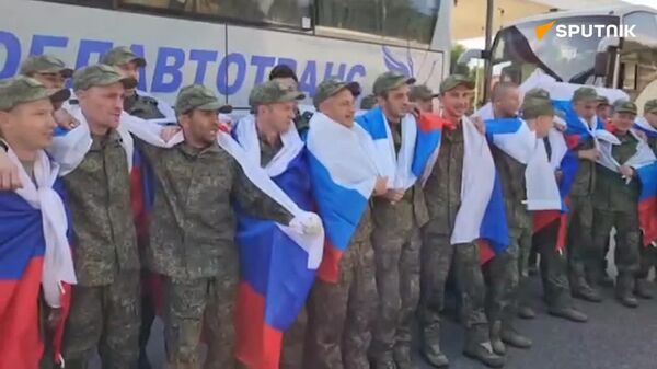 ¡Viva Rusia!: La Defensa rusa publica un video de los militares que regresaron del territorio controlado por Kiev - Sputnik Mundo