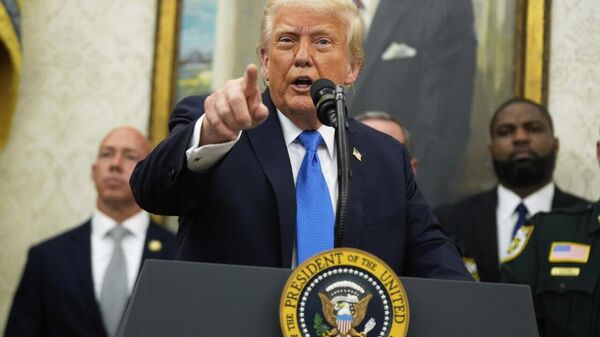 ‍ Trump vuelve a amenazar con usar una vieja ley para reprimir las protestas en EEUU - Sputnik Mundo
