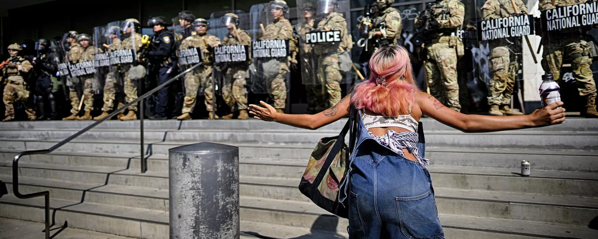 Un manifestante frente a una línea de la Guardia Nacional que protege un edificio federal en el centro de Los Ángeles el 9 de junio de 2025. - Sputnik Mundo, 1920, 11.06.2025