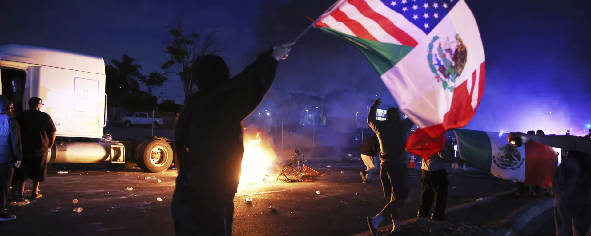 Protestas en contra de las políticas migratorias de Trump en Los Ángeles - Sputnik Mundo, 1920, 11.06.2025