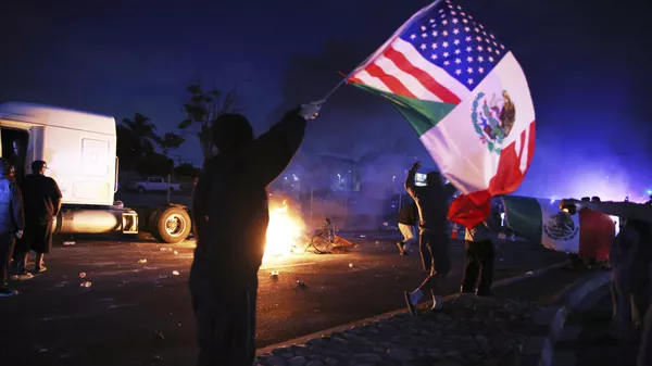Protestas en contra de las políticas migratorias de Trump en Los Ángeles - Sputnik Mundo