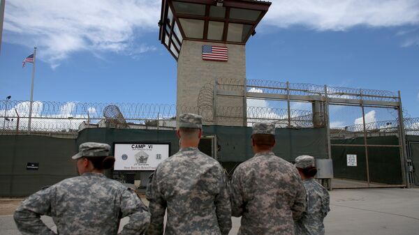 Oficiales militares en la entrada de los campos VI y V de la prisión militar estadounidense para combatientes enemigos el 25 de junio de 2013 en la Bahía de Guantánamo, Cuba  - Sputnik Mundo