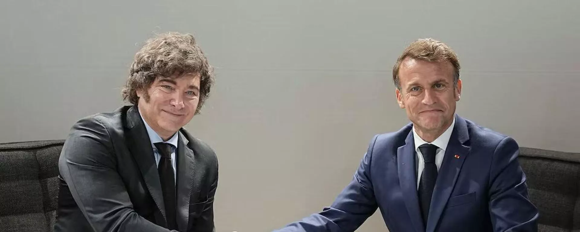 El presidente de Argentina, Javier Milei, y el presidente de Francia, Emmanuel Macron, durante un encuentro en París en junio de 2025 - Sputnik Mundo, 1920, 12.06.2025