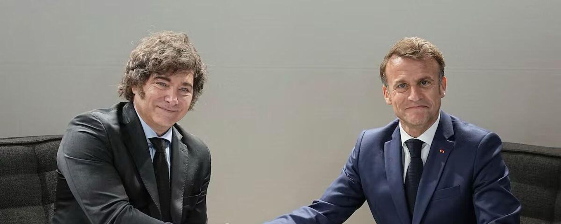 El presidente de Argentina, Javier Milei, y el presidente de Francia, Emmanuel Macron, durante un encuentro en París en junio de 2025 - Sputnik Mundo, 1920, 12.06.2025