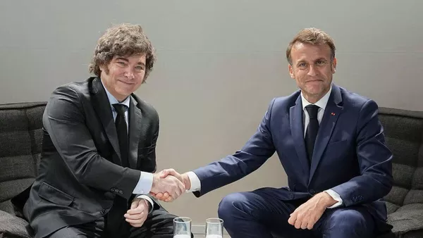 El presidente de Argentina, Javier Milei, y el presidente de Francia, Emmanuel Macron, durante un encuentro en París en junio de 2025 - Sputnik Mundo