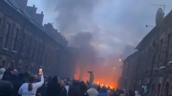 🪧 Como en Los Ángeles, pero al revés: Las protestas contra la inmigración incendian las calles de Irlanda del Norte - Sputnik Mundo