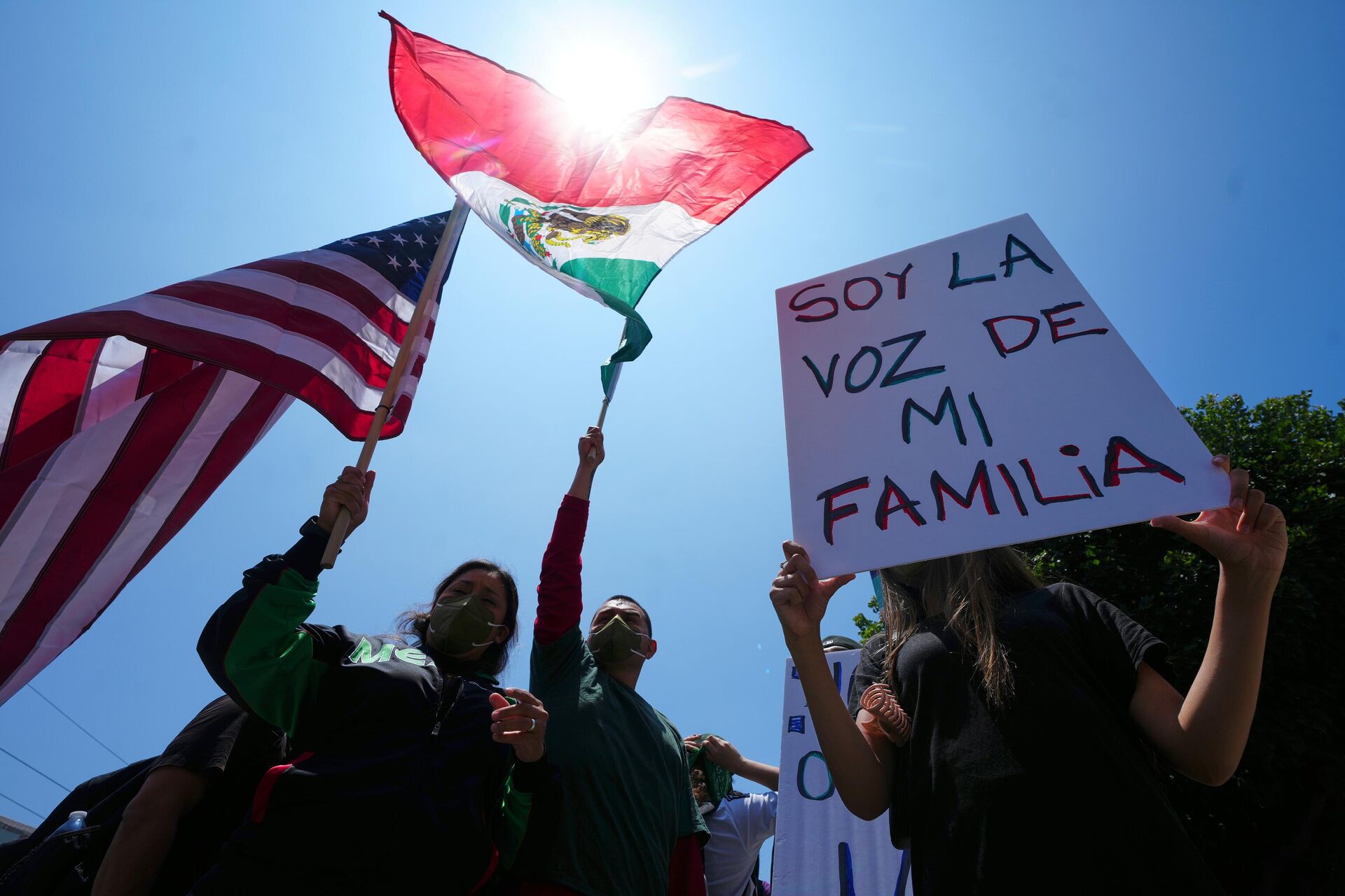 Manifestantes se reúnen para denunciar las operaciones del ICE en Los Ángeles. - Sputnik Mundo, 1920, 11.06.2025