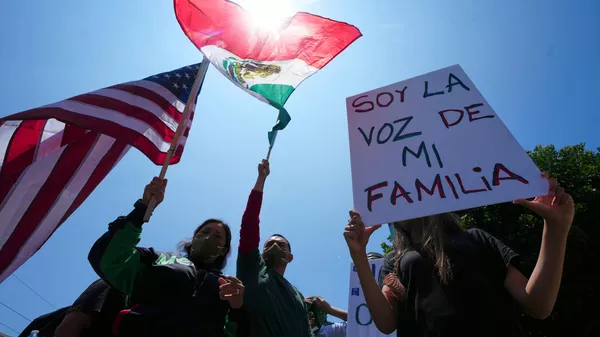 Manifestantes se reúnen para denunciar las operaciones del ICE en Los Ángeles. - Sputnik Mundo