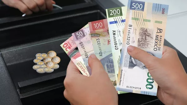 El peso mexicano sigue fortaleciéndose. - Sputnik Mundo