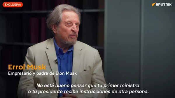 El padre de Musk afirma que el primer ministro británico recibe instrucciones del extranjero - Sputnik Mundo