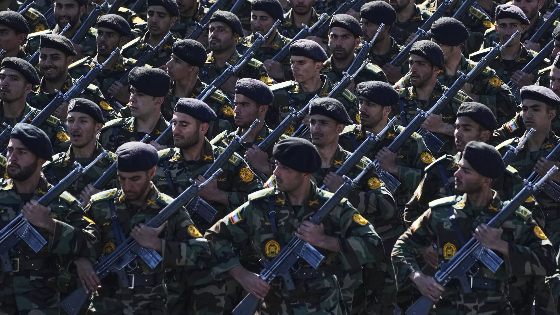 Cadetes del Ejército iraní marchan durante un desfile conmemorativo del Día Nacional del Ejército, a las afueras de Teherán, Irán, el 18 de abril de 2025 Cadetes del Ejército iraní marchan durante un desfile conmemorativo del Día Nacional del Ejército, a las afueras de Teherán, Irán, el 18 de abril de 2025 - Sputnik Mundo, 1920, 12.06.2025