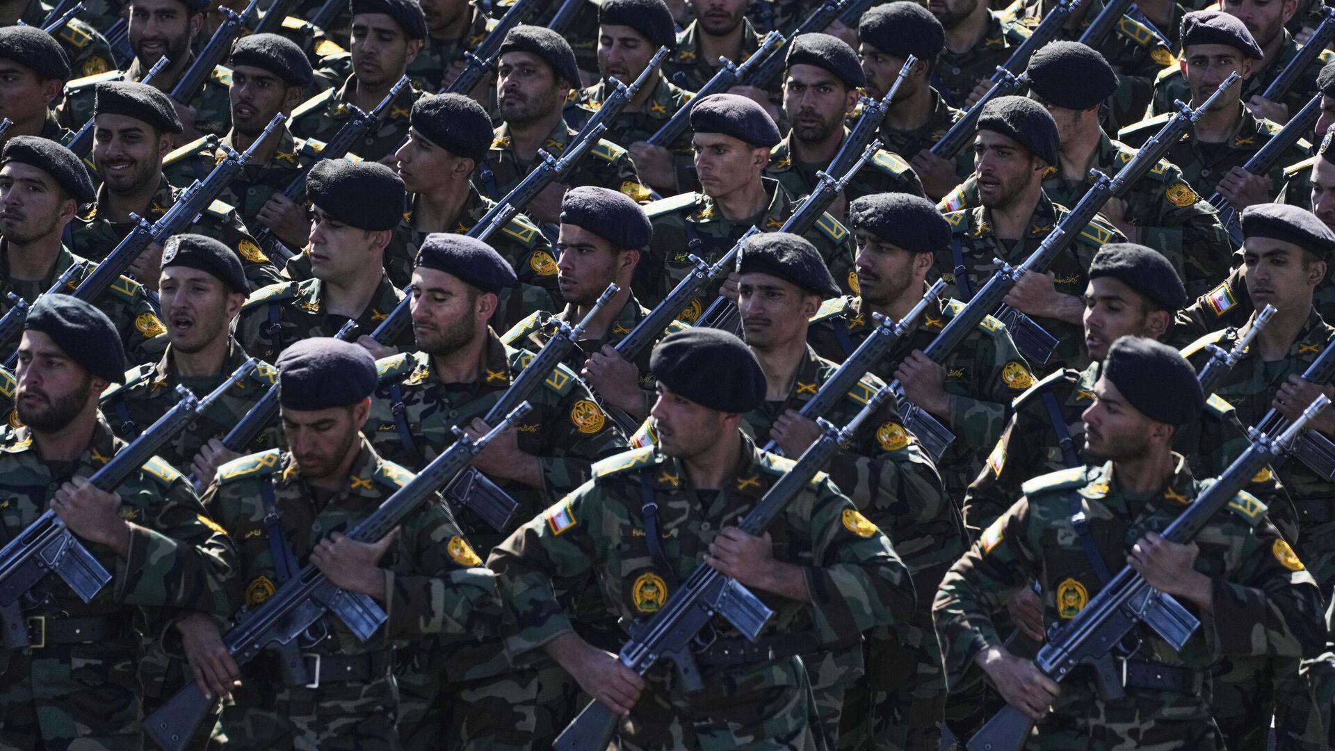 Cadetes del Ejército iraní marchan durante un desfile conmemorativo del Día Nacional del Ejército, a las afueras de Teherán, Irán, el 18 de abril de 2025 Cadetes del Ejército iraní marchan durante un desfile conmemorativo del Día Nacional del Ejército, a las afueras de Teherán, Irán, el 18 de abril de 2025 - Sputnik Mundo, 1920, 12.06.2025
