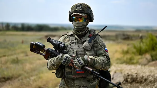 Un soldado ruso en la zona de la operación militar en Ucrania - Sputnik Mundo