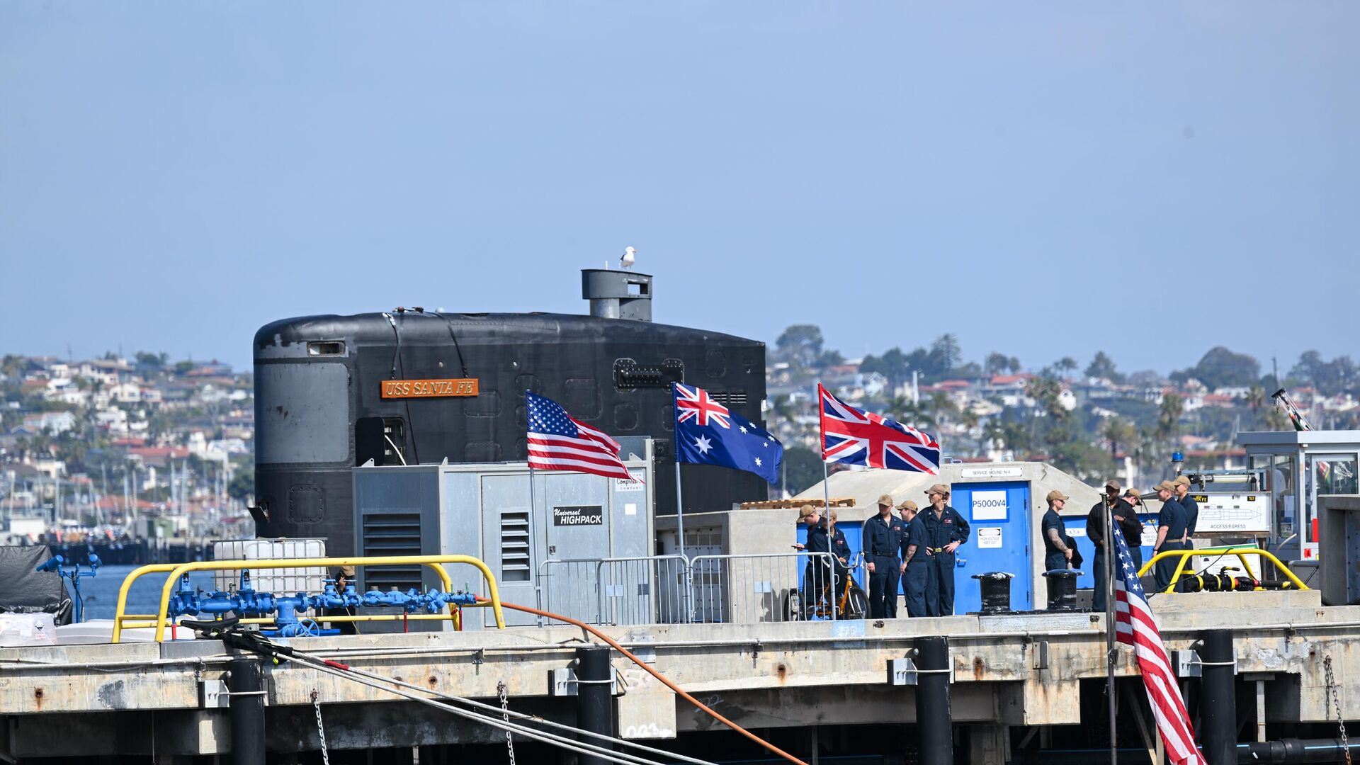 Un submarino durante la reunión del presidente estadounidense, el primer ministro del Reino Unido y el primer ministro de Australia de la Asociación Australia-Reino Unido-Estados Unidos (AUKUS) en la Base Naval Point Loma en San Diego, California, Estados Unidos el 13 de marzo de 2023 Un submarino durante la reunión del presidente estadounidense, el primer ministro del Reino Unido y el primer ministro de Australia de la Asociación Australia-Reino Unido-Estados Unidos (AUKUS) en la Base Naval Point Loma en San Diego, California, Estados Unidos el 13 de marzo de 2023 - Sputnik Mundo, 1920, 12.06.2025