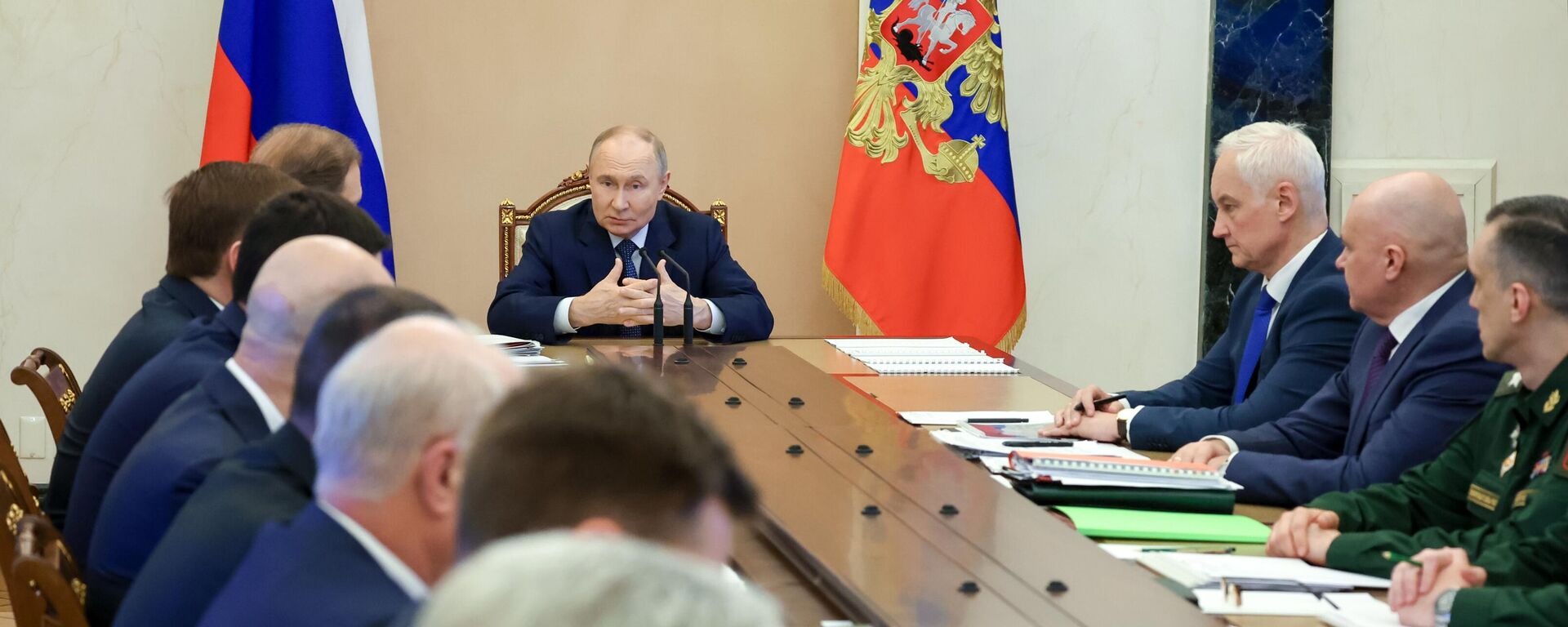 Vladímir Putin, presidente ruso, celebró una reunión para revisar los principales parámetros del proyecto del programa estatal de armamento  - Sputnik Mundo, 1920, 12.06.2025