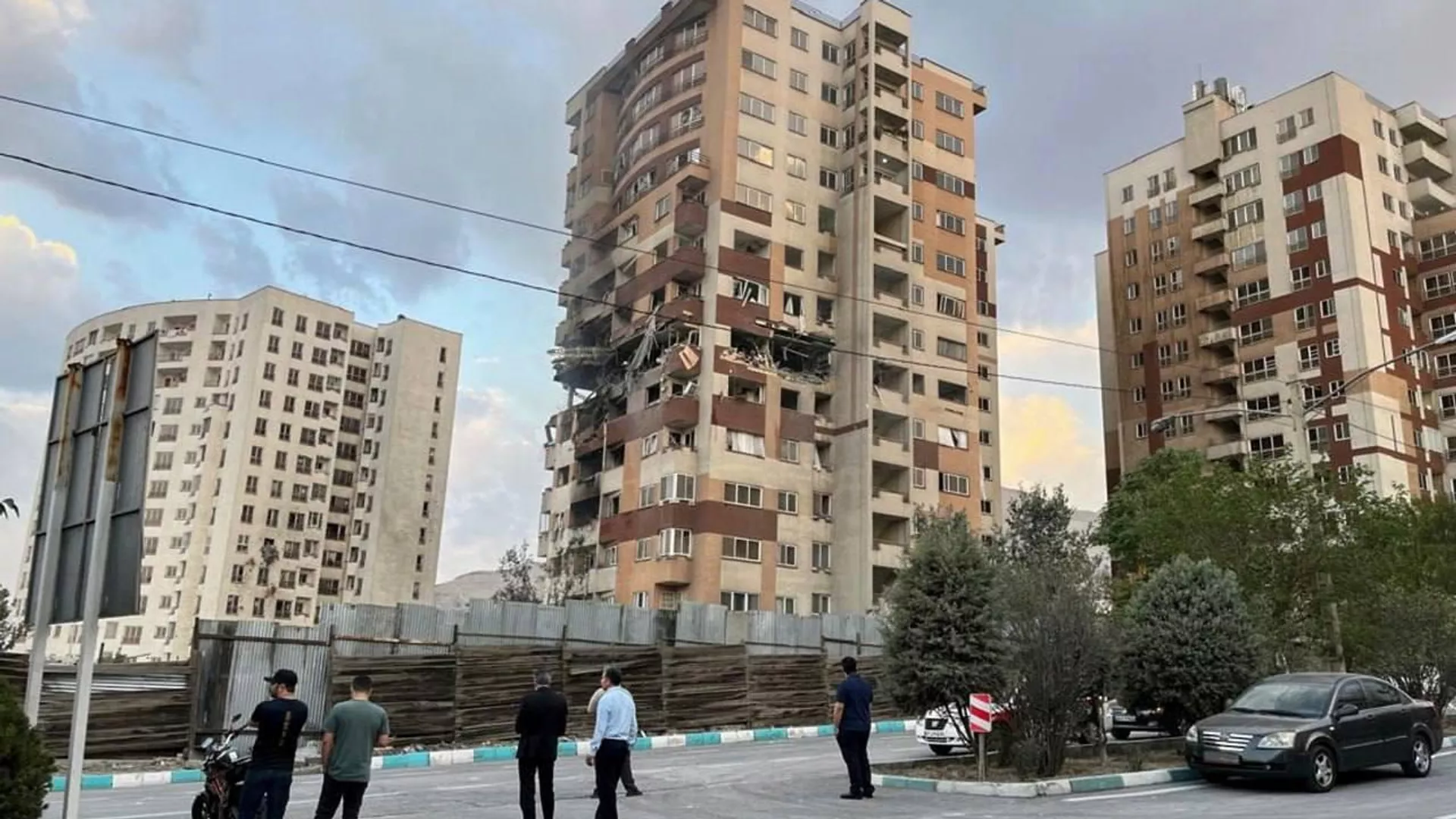 Al menos cinco personas murieron en el ataque a un edificio en Teherán Al menos cinco personas murieron en el ataque a un edificio en Teherán - Sputnik Mundo, 1920, 13.06.2025