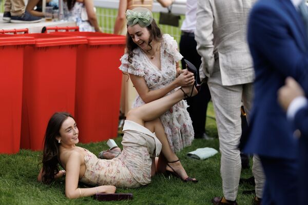 Visitantes en el festival Epsom Derby en el hipódromo Epsom Downs en el Reino Unido. - Sputnik Mundo
