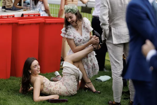 Visitantes en el festival Epsom Derby en el hipódromo Epsom Downs en el Reino Unido. Visitantes en el festival Epsom Derby en el hipódromo Epsom Downs en el Reino Unido. - Sputnik Mundo