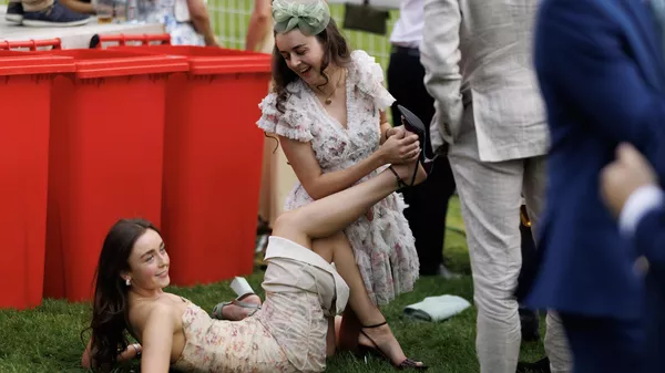 Посетительницы ​​на фестивале Epsom Derby на ипподроме Epsom Downs в Эпсоме, Англия - Sputnik Mundo