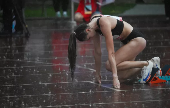 Atleta rusa antes de una carrera en las competiciones de atletismo celebradas en el marco de la Semana del Atletismo en Moscú. Atleta rusa antes de una carrera en las competiciones de atletismo celebradas en el marco de la Semana del Atletismo en Moscú. - Sputnik Mundo