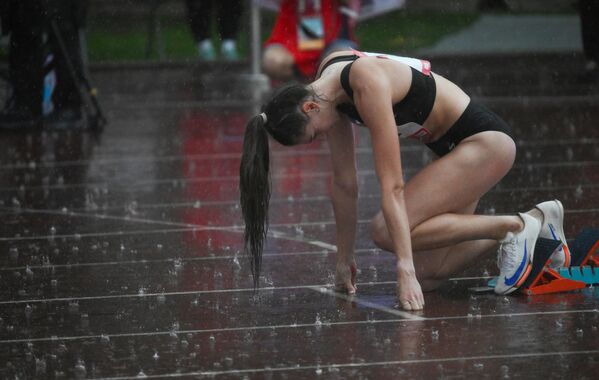 Atleta rusa antes de una carrera en las competiciones de atletismo celebradas en el marco de la Semana del Atletismo en Moscú. - Sputnik Mundo
