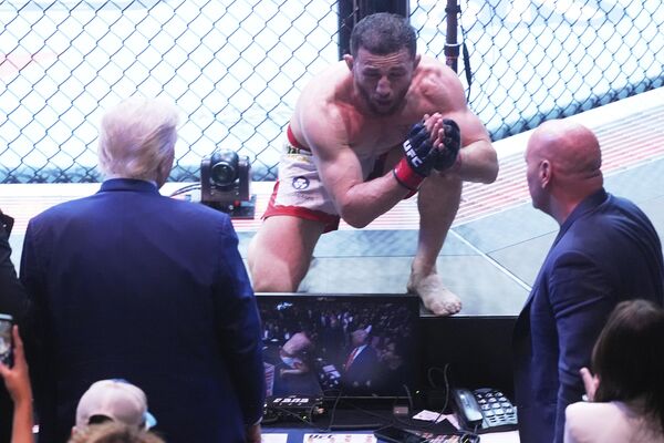 El presidente estadounidense, Donald Trump, felicita al boxeador georgiano Merab Dvalishvili tras su victoria en el torneo de artes marciales mixtas UFC-316. - Sputnik Mundo