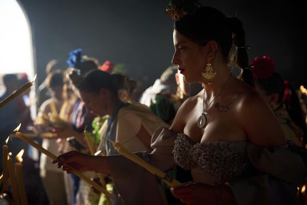 La romería del Rocío tiene lugar en mayo o junio en honor a la Virgen María del Rocío en Andalucía.En la foto: peregrinos encienden velas en el santuario de Nuestra Señora del Rocío, cerca de Aznalcázar. - Sputnik Mundo
