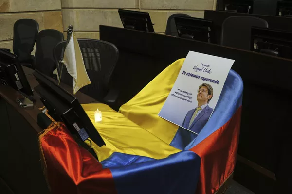 Fotografía del senador colombiano Miguel Uribe, que sufrió un intento de asesinato, en su escaño en el Senado de ese país. Fotografía del senador colombiano Miguel Uribe, que sufrió un intento de asesinato, en su escaño en el Senado de ese país. - Sputnik Mundo