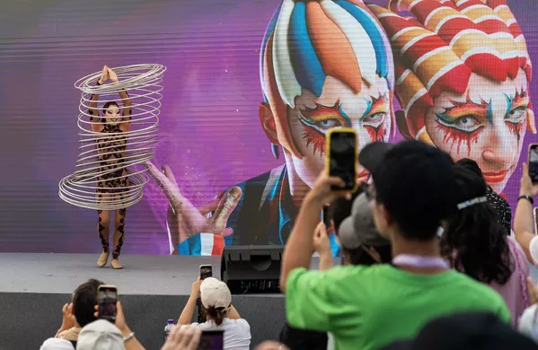 Una actriz del Cirque du Soleil Hong Kong actúa en el escenario durante las regatas internacionales de 'barcos dragón' en China. Una actriz del Cirque du Soleil Hong Kong actúa en el escenario durante las regatas internacionales de 'barcos dragón' en China. - Sputnik Mundo