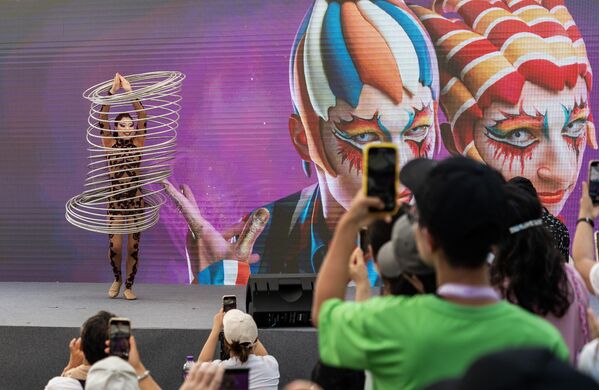 Una actriz del Cirque du Soleil Hong Kong actúa en el escenario durante las regatas internacionales de &#x27;barcos dragón&#x27; en China. - Sputnik Mundo
