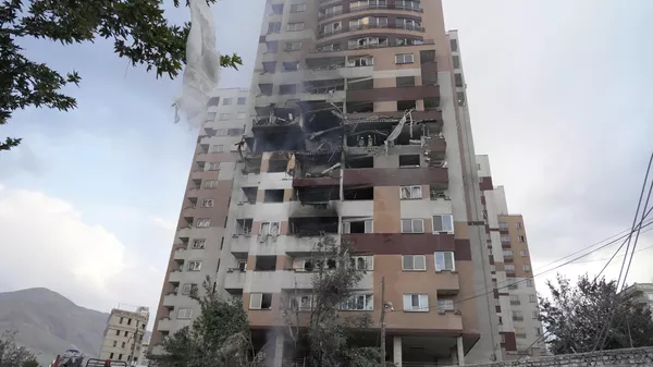 Un edificio en Teherán tras el ataque de Israel - Sputnik Mundo