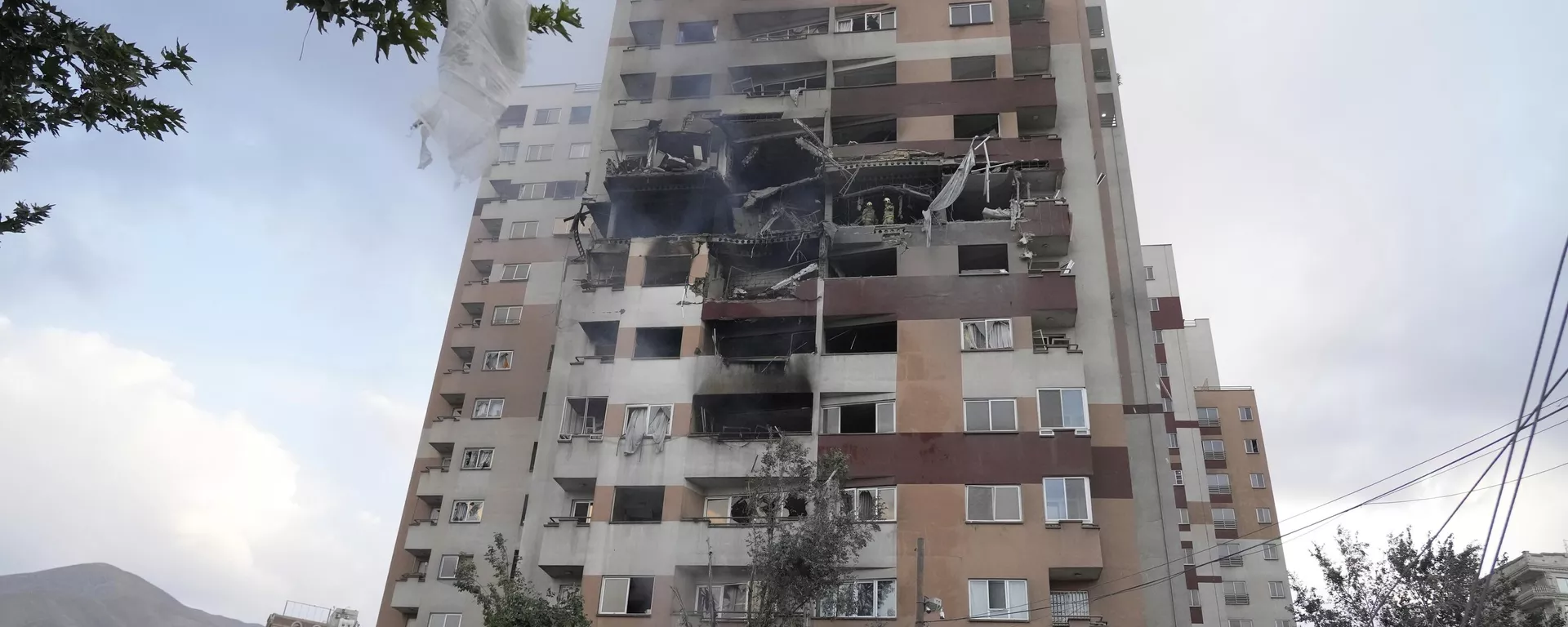 Un edificio en Teherán tras el ataque de Israel - Sputnik Mundo, 1920, 13.06.2025