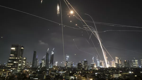 La ciudad israelí de Tel Aviv bajo ataque de Irán - Sputnik Mundo