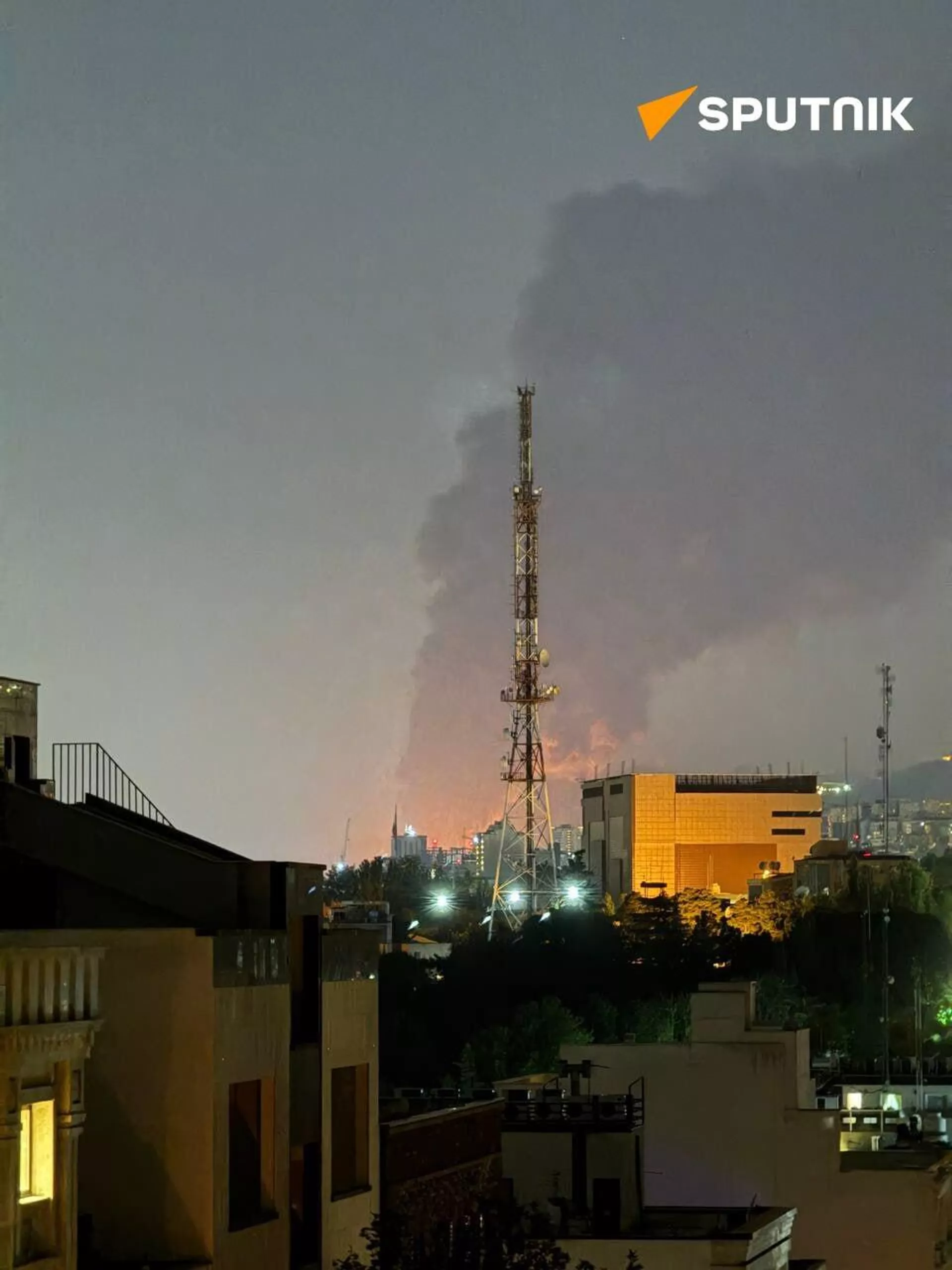 Reportan fuerte explosión en el oeste de Teherán - Sputnik Mundo, 1920, 14.06.2025