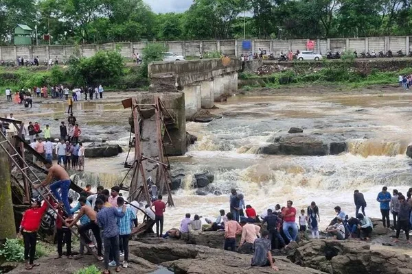 Cuatro personas fallecieron y 51 resultaron heridas tras el colapso de un puente en Maharashtra, India, informaron medios locales - Sputnik Mundo