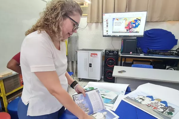 La profesora de Arte, Marcela Rubert, muestra su proyecto de ilustraciones de iglesias ortodoxas. - Sputnik Mundo