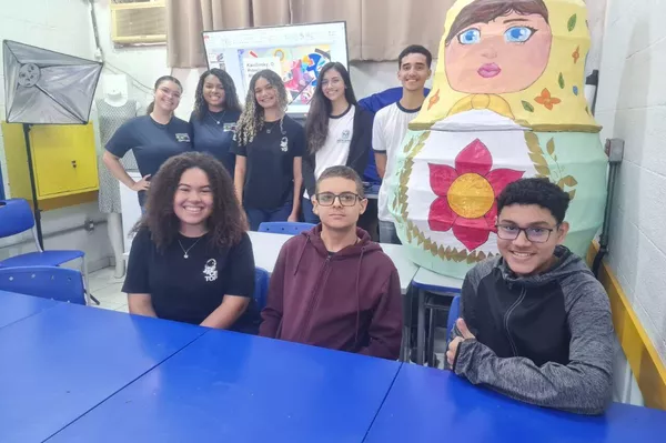 Alumnos del colegio Brasil-Rusia con la matrioska que crearon el año pasado para un encuentro de escuelas interculturales de Río de Janeiro. - Sputnik Mundo